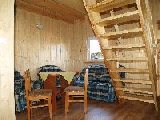 salon w domku drewnianym